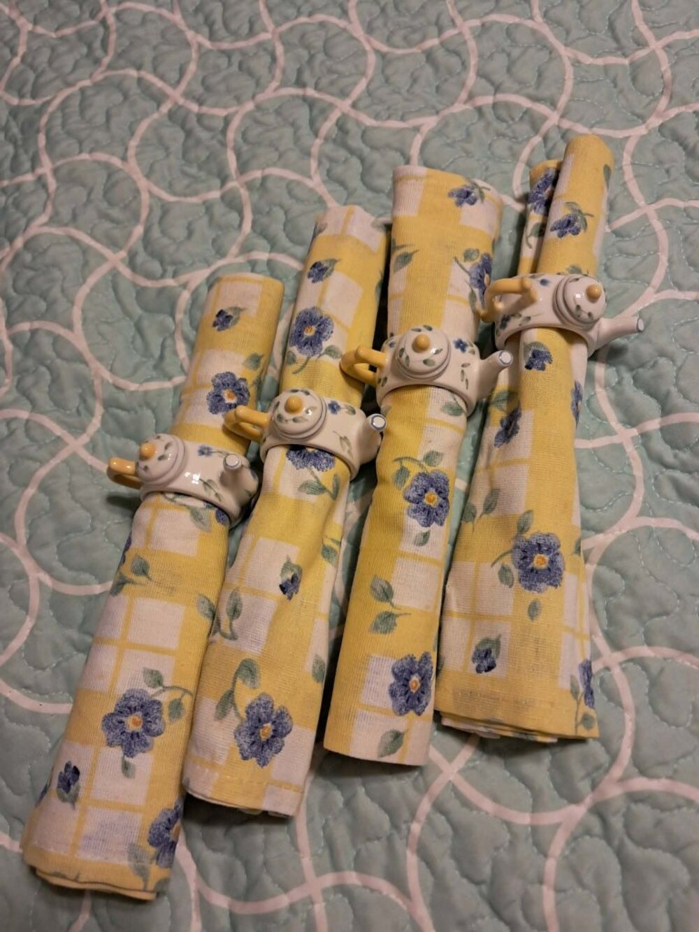 SET OF 4 PFALTZGRAFF SHELBY PERENNIALS TEAPOT NAPKIN RINGS AND CLOTH NAPKINS